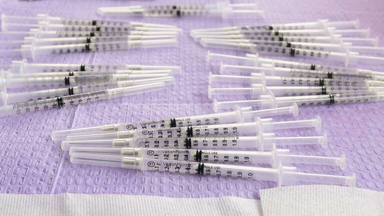 لماذا يعتقد العلماء أن اكتشاف الآثار الجانبية للقاح أمر جيد؟ مع شك الكثيرين في مخاوف جلطات الدم!