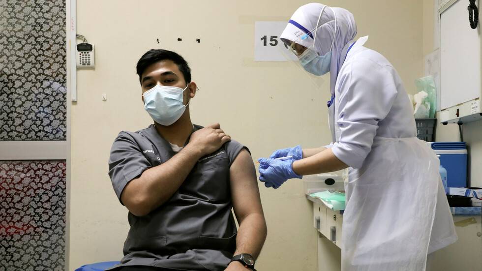 ماليزيا.. إصابة 40 شخصا من الكوادر الطبية بكورونا بعد تلقيهم اللقاح
