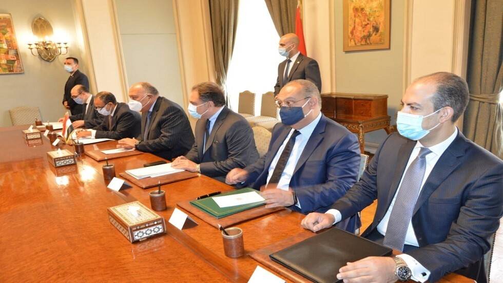 وزير الخارجية المصري يعقد جلسة مشاورات مع نظيره اليوناني
