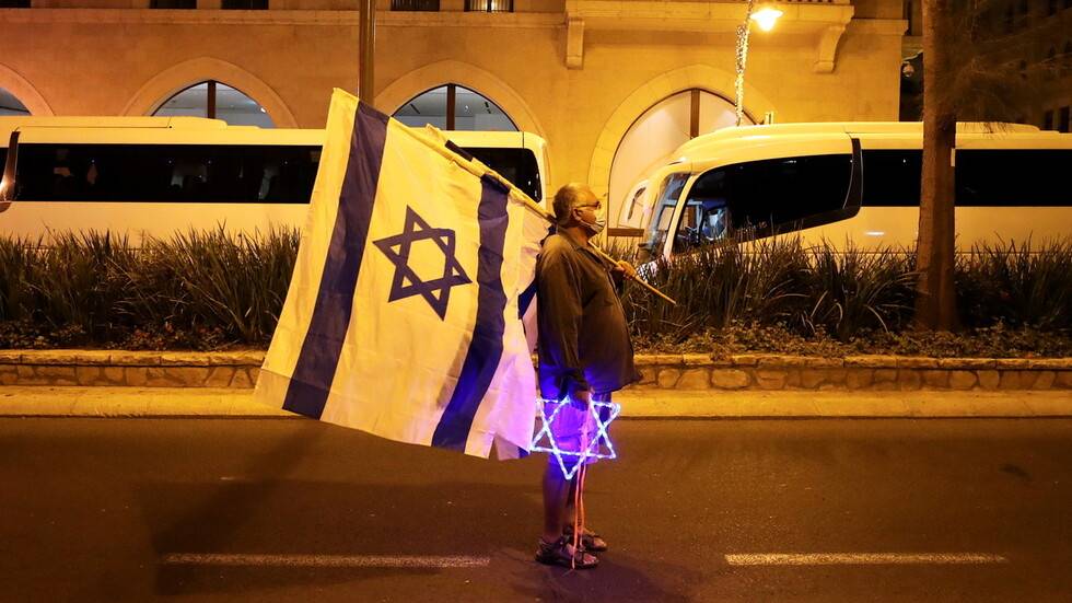جنود إسرائيليون من ذوي الاحتياجات الخاصة يتظاهرون أمام وزارة الدفاع