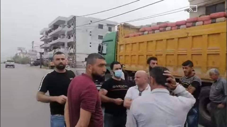 محتجون في المنية يمنعون شاحنات محملة بالإسمنت من العبور
