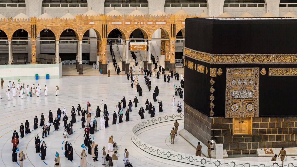 "ألا تعتبر هذه الأعمال سرقة؟".. أمير سعودي يرد على تقرير حول وجود قطع من الحجر الأسود بمسجد بإسطنبول