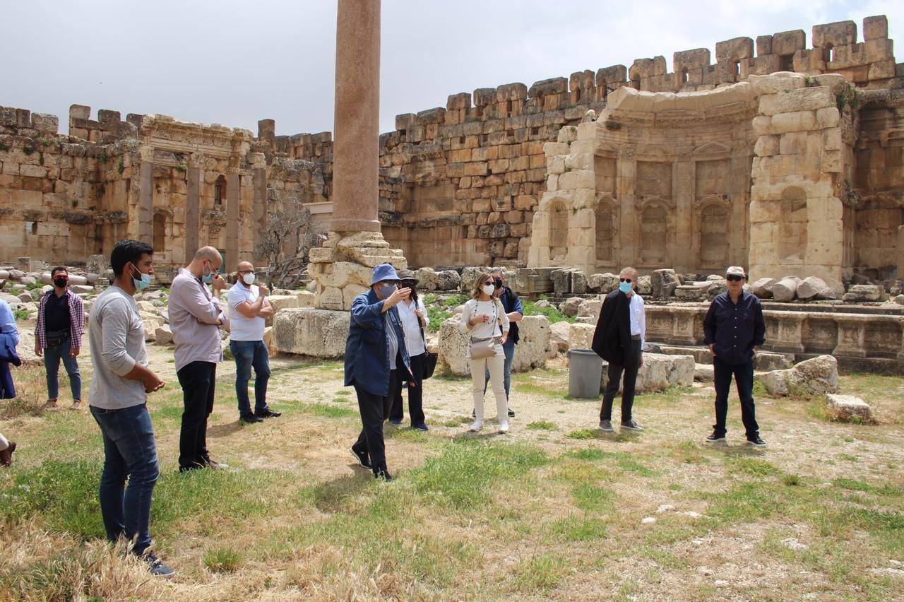 السفيرة الإيطالية ولجنة المهرجانات في قلعة بعلبك