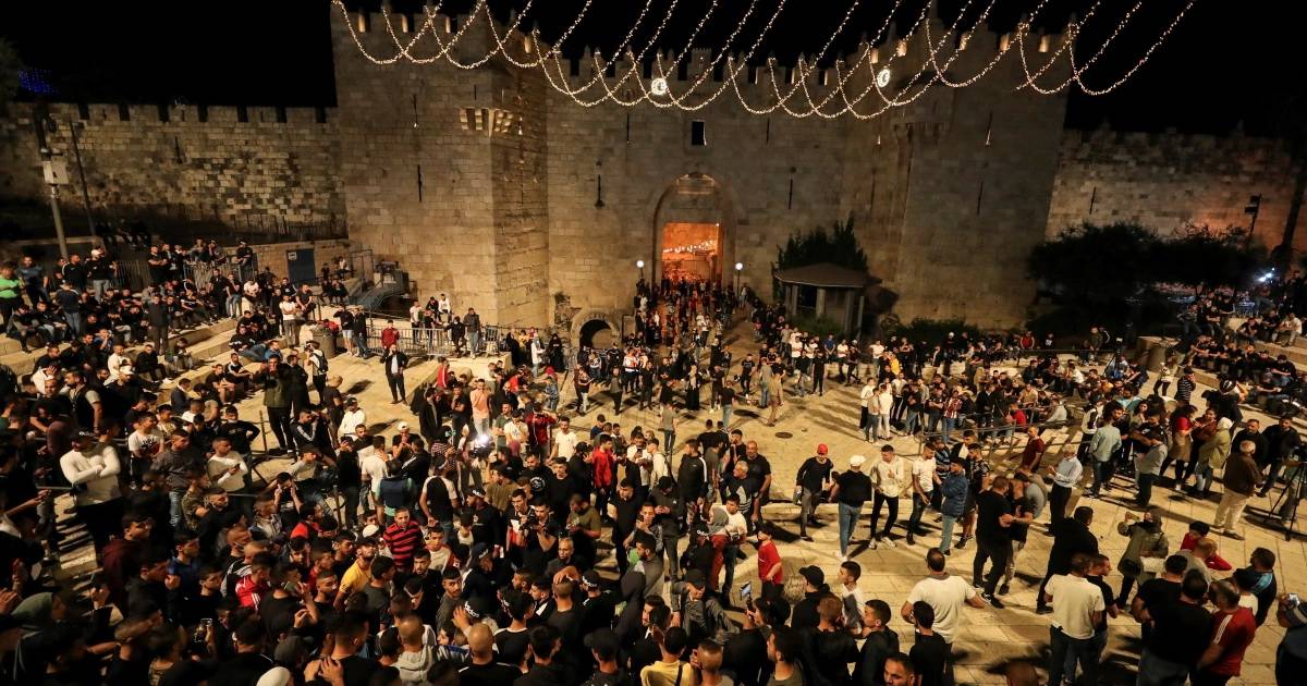 آلاف الفلسطينيين يحتفلون بإزالة الحواجز الاسرائيلية عند باب العامود في القدس