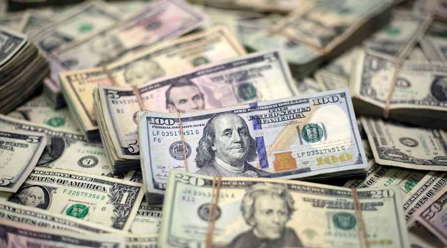 الدولار يتعثر مع إعادة تقييم المتعاملين لتوقيت خفض مشتريات السندات