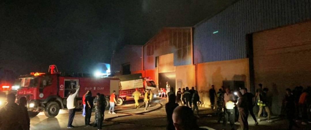 حريق في مستودع للأعلاف في الغازية ليلاً