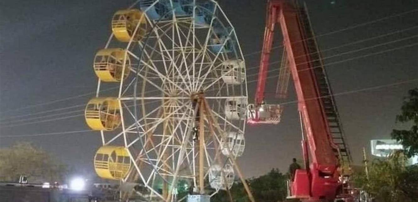 شاهدوا.. لحظات مرعبة عاشها أطفال وأهاليهم علقوا بلعبة "الدولاب"