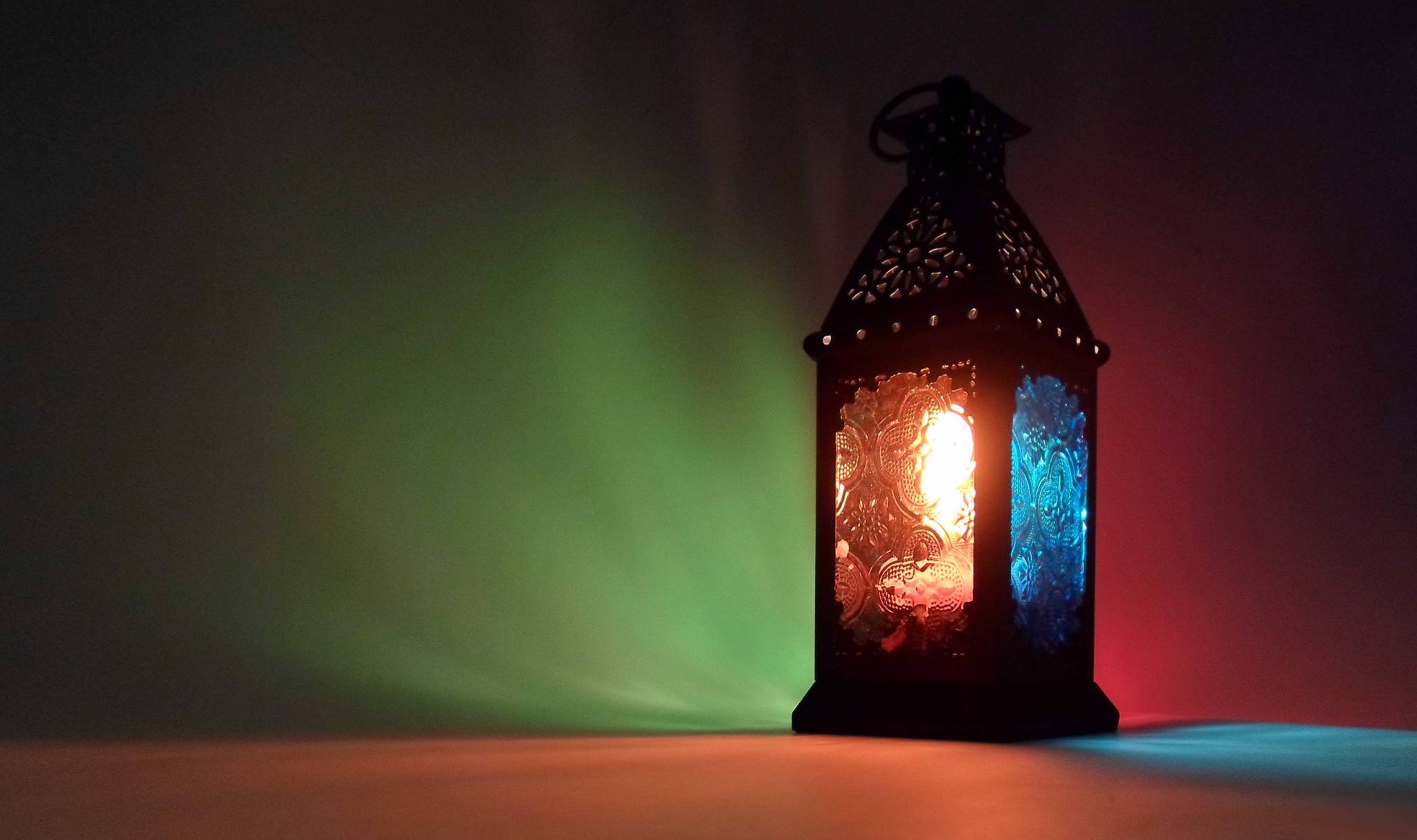 فعلها مجدداً... في شهر رمضان رجل يلقي أموالا طائلة على المواطنين! (فيديو)
