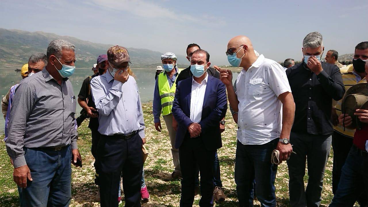 مرتضى متفقّداً بحيرة القرعون: نسبة السيانوبكتيريا مرتفعة جداً وندعو للاسراع في إنشاء محطات التكرير