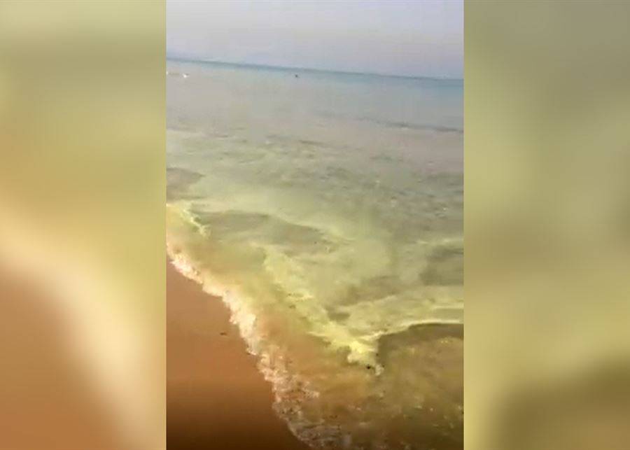 بالصور.. مراهق في مأزق مقابل شاطئ الرمل!
