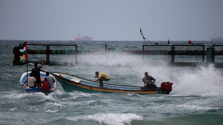 قوات الإحتلال تطلق النار على قوارب الصيادين في بحر غزة