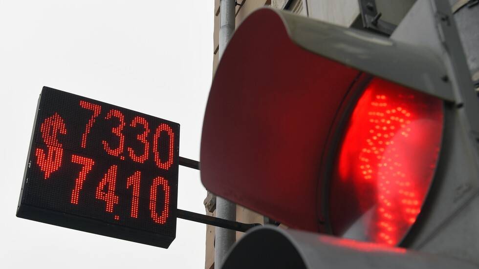الروبل يسجل أعلى مستوى في نحو شهر