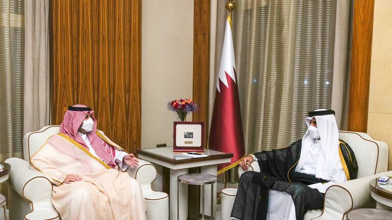 بعد دعوة الملك سلمان لزيارة الرياض.. أمير قطر يستقبل وزيرا سعوديا