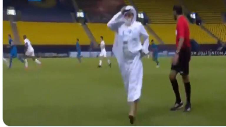 إداري بنادي السدّ القطري يقتحم الملعب في مباراة فريقه مع النصر السعودي