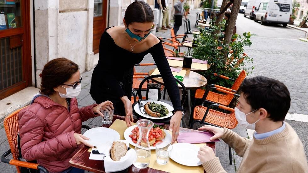 إيطاليا تسجل تراجعا في إصابات ووفيات كورونا