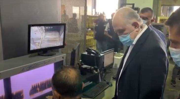 فهمي تفقد منطقة الشحن في المطار وشكر السعودية لدخول البضائع العالقة