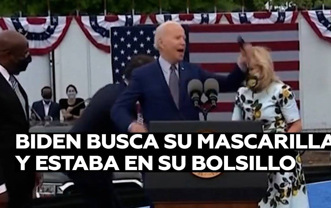 بايدن يضيع كمامته ومن ثم يجدها في جيبه!