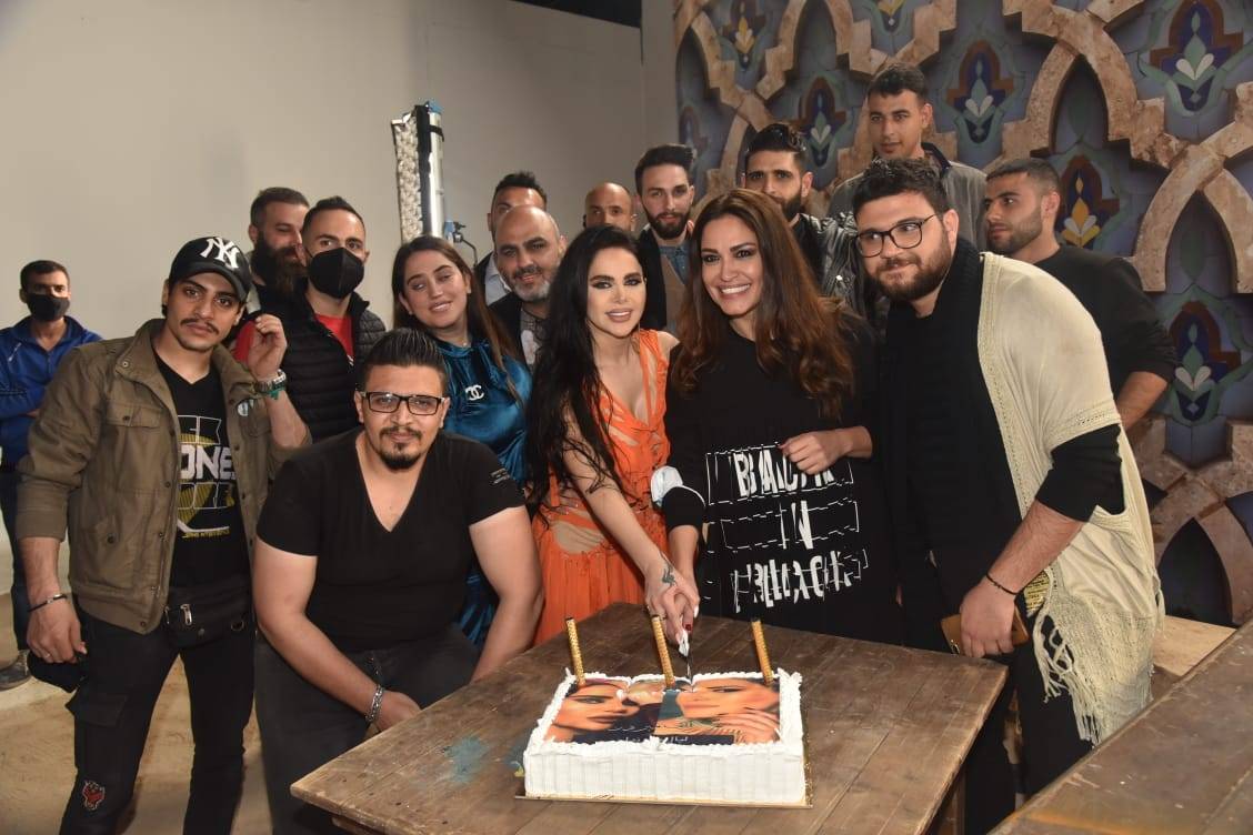 ليال عبود تقول لحبيبها  اسمر يابو عقال