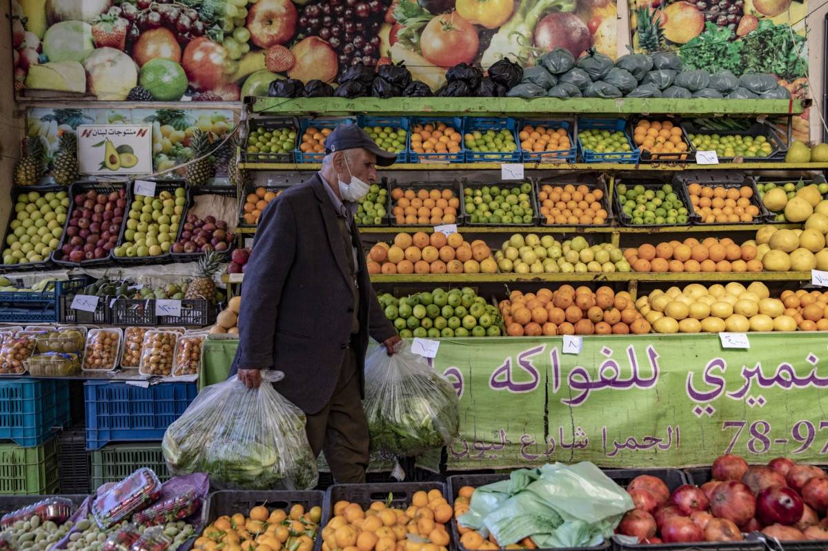 الغلاء في لبنان يجعل موائد الإفطار الرمضانية.. رفاهية