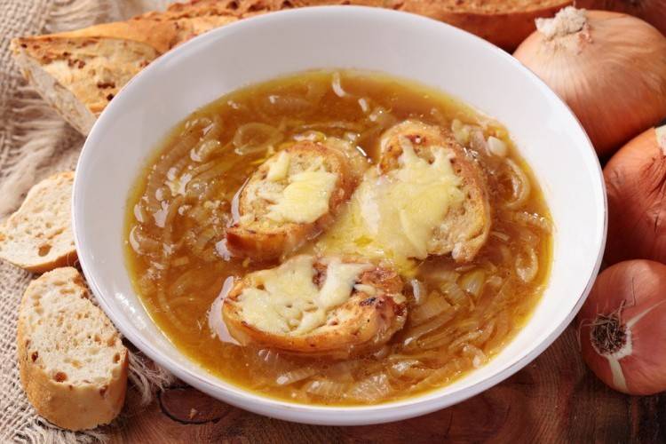 شوربة البصل الحار بالجبن