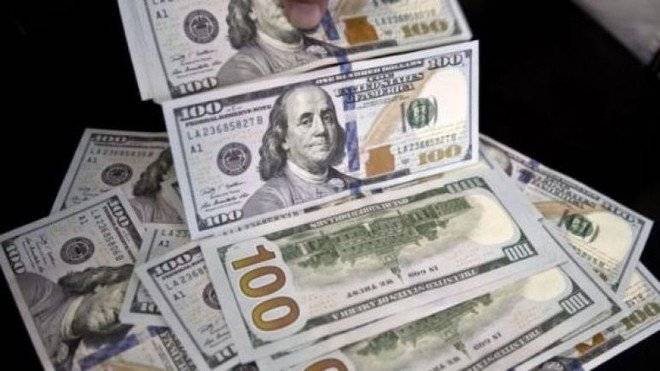 الدولار يتمسك بمكاسبه عالمياً مع ترقب المستثمرين البيانات الأميركية