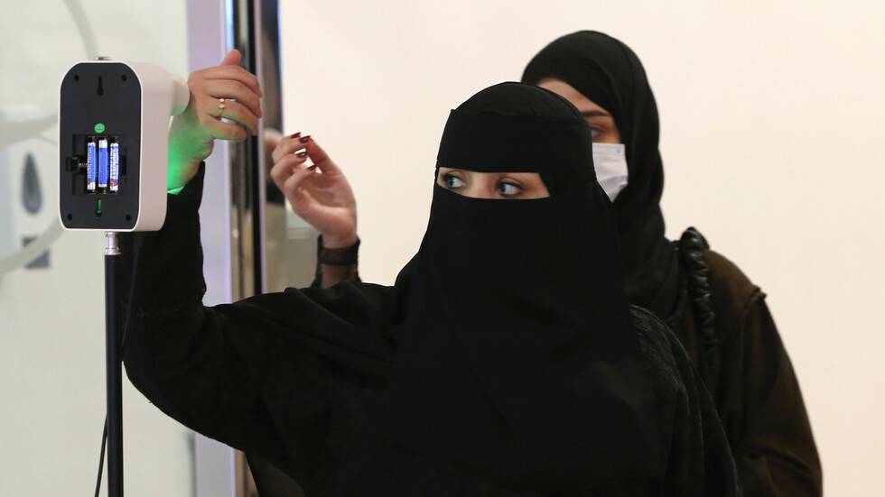السعودية.. إصابات كورونا تنخفض إلى ما تحت الألف