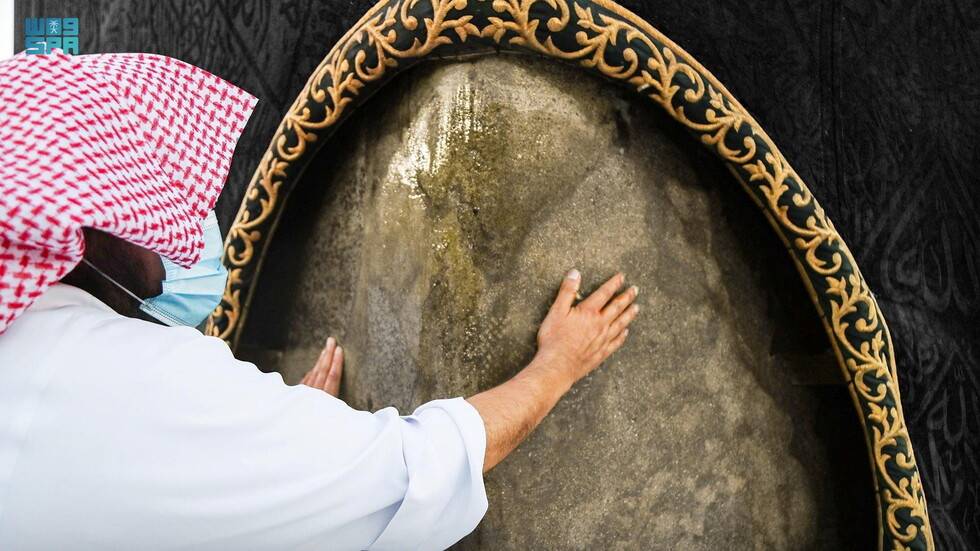 السعودية توثق الحجر الأسود بتقنية 