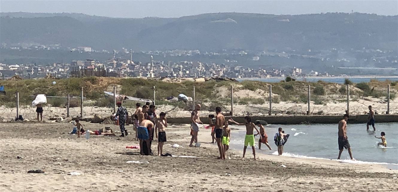 القوى الأمنية تُخلي شاطئ صور من روّاده