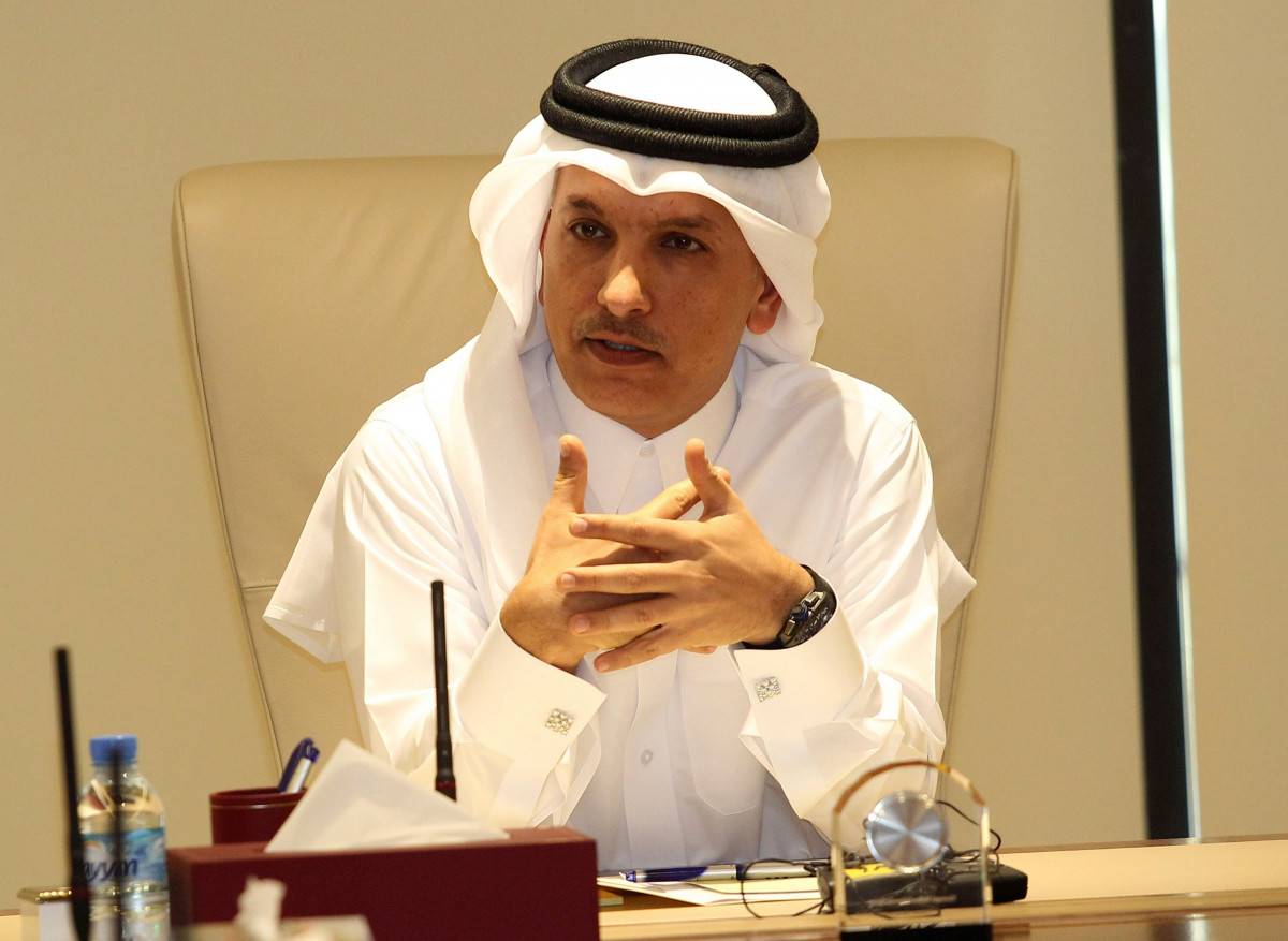 أمير قطر يعفي وزير المالية من منصبه