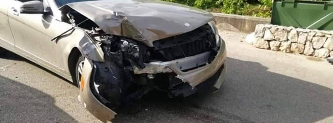 تصادم بين 3 مركبات على طريق عاليه