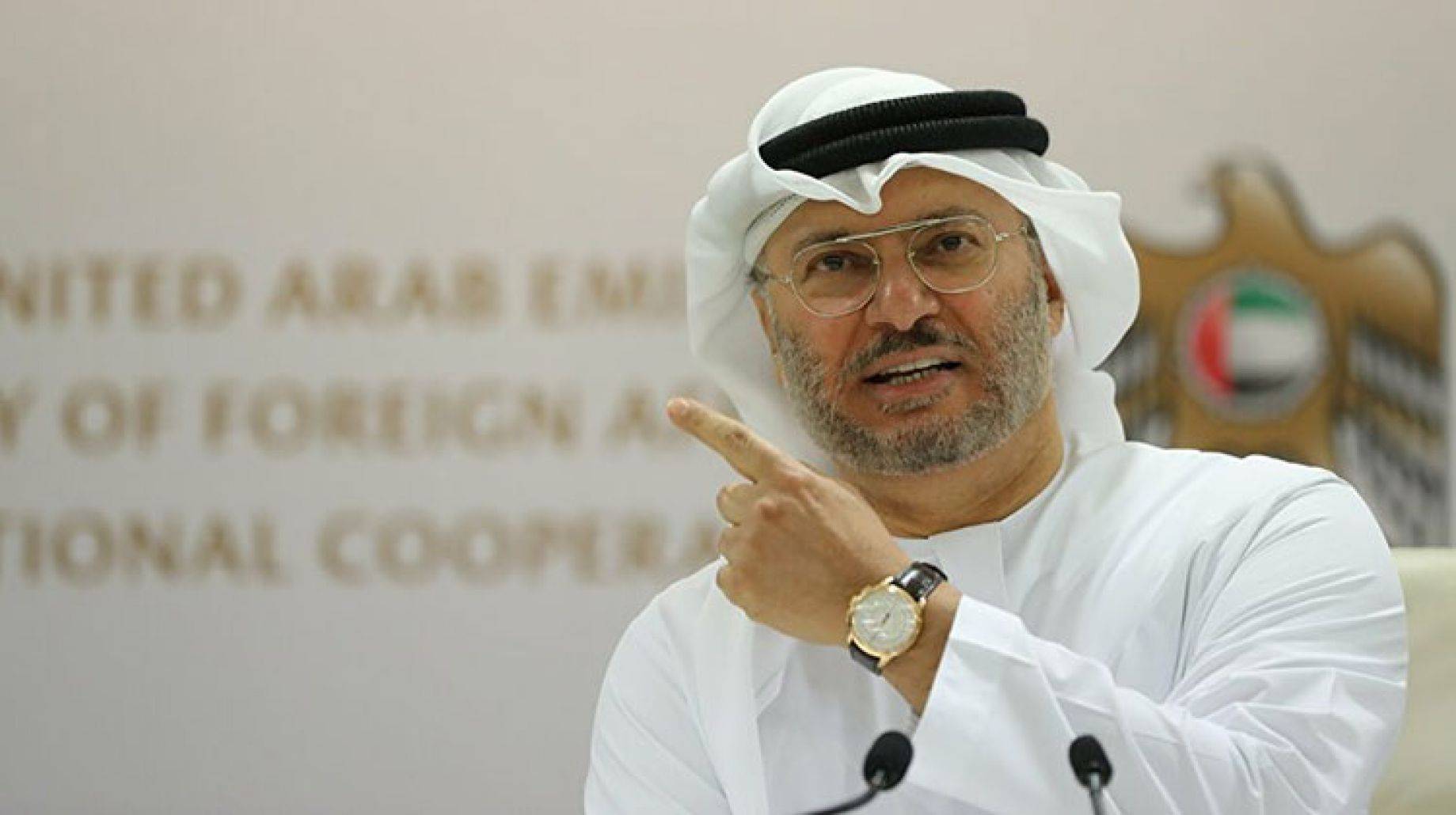 كيف علّق قرقاش على اتصال بايدن بمحمد بن زايد؟