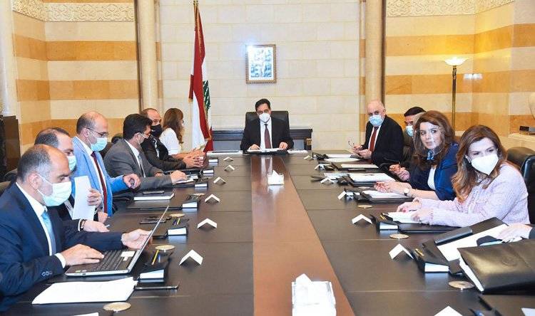 البطاقة التمويلية على طاولة تصريف الأعمال