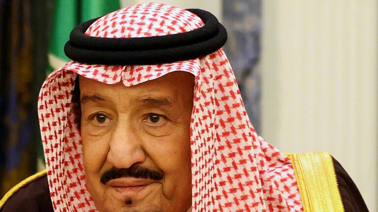 الملك سلمان يمنح وشاح الملك عبد العزيز لوزير الداخلية
