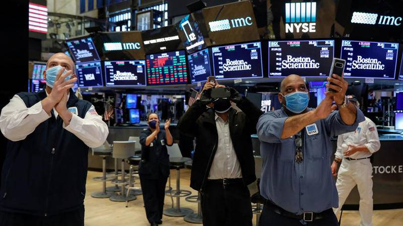 إقبال المستثمرين على شراء الأسهم العالمية