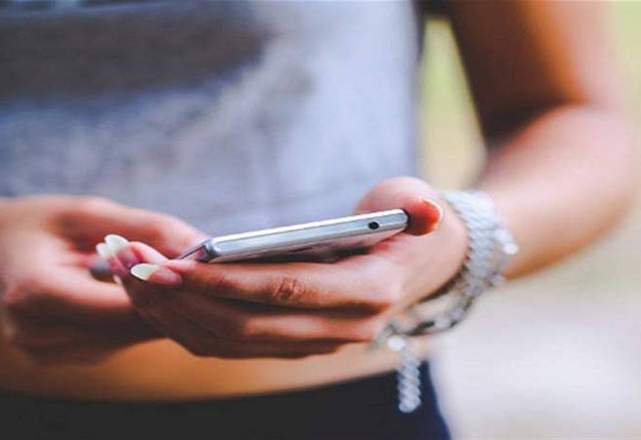 سرق صورا من هاتف زميلته في العمل... وأرسلها إلى صديقه ليبتزّها بـ500 دولار!