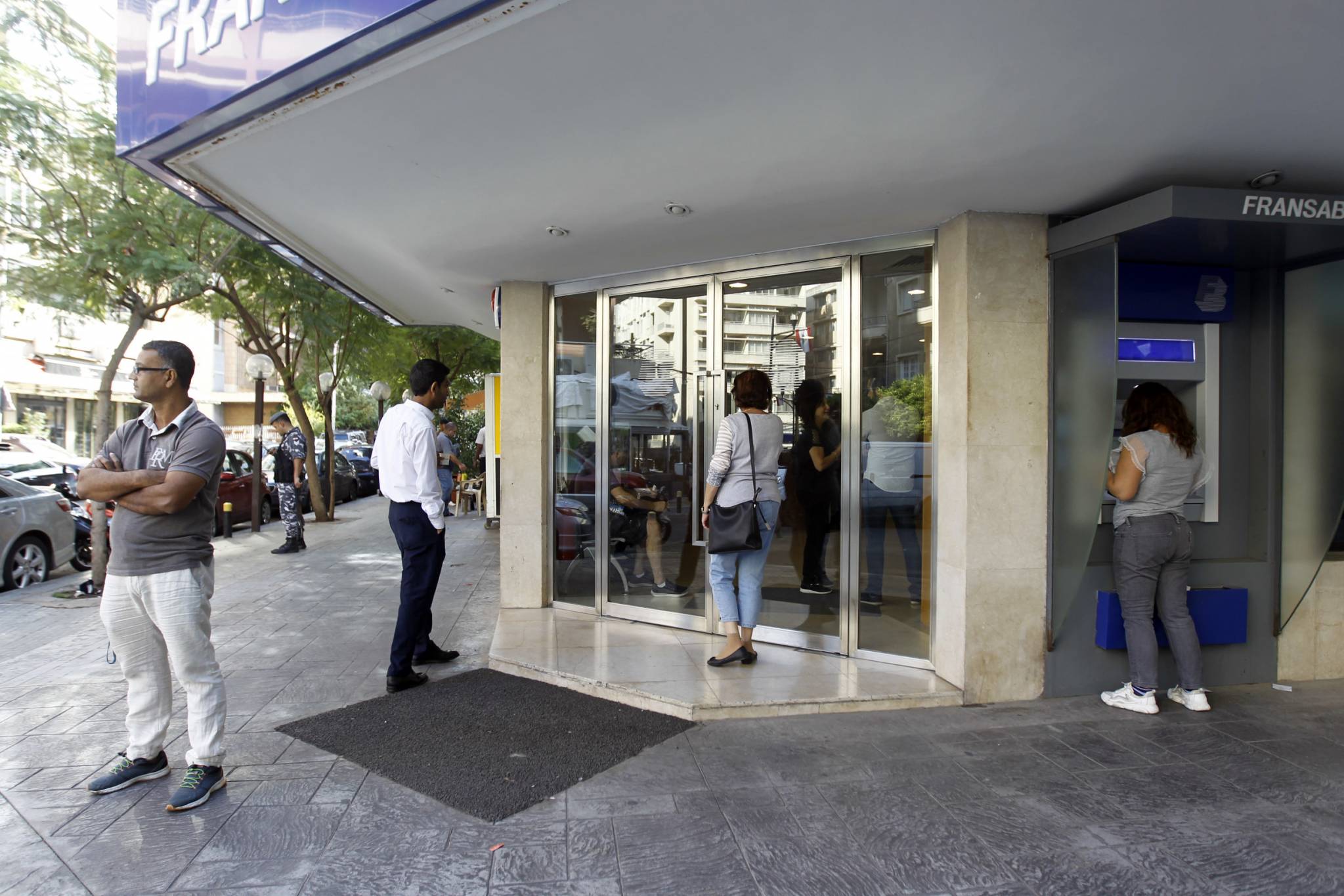 سلطة تنهب اموال المودعين ؟