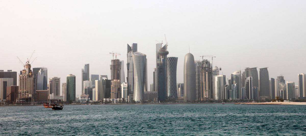 قطر تُجمّد أصول 6 رجال أعمال مواطنين