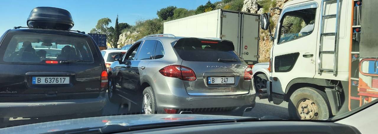 حركة المرور كثيفة بين جونيه وطبرجا بسبب أعمال تزفيت