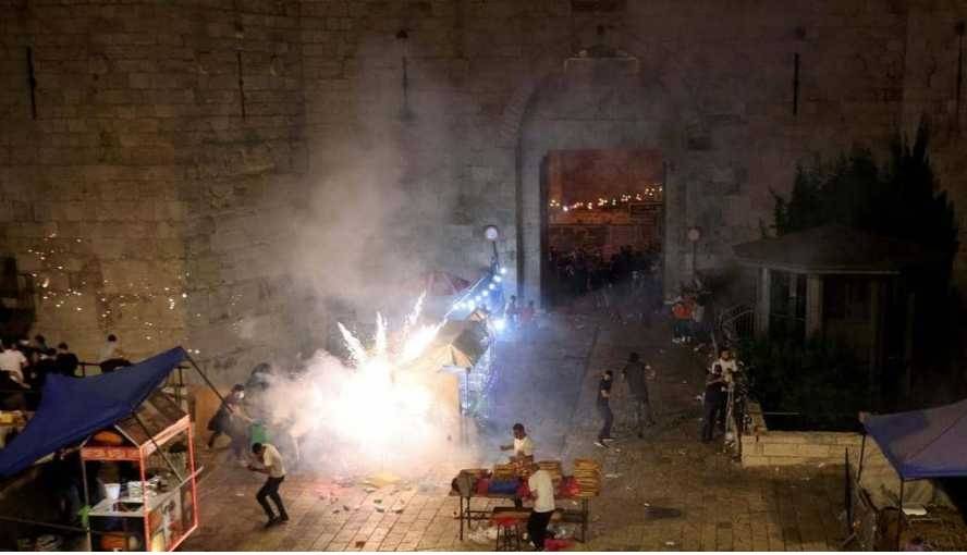 مواجهات عنيفة بين الشرطة الإسرائيلية والفلسطينيين في القدس.. وعشرات الجرحى