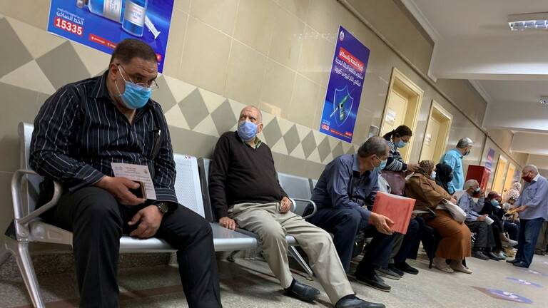 هل ظهرت أعراض خطيرة على متلقي لقاح كورونا في مصر؟