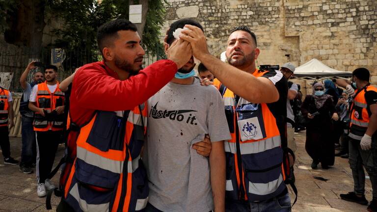 نحو 200 إصابة بمواجهات القدس بينها حالة خطرة