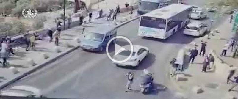 شاهد كيف حاول مستوطن دهس شبان فلسطينيين في القدس