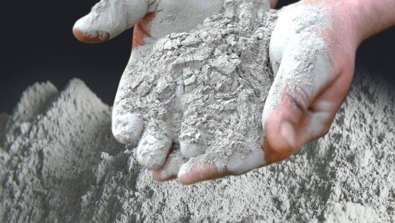 توزيع إسمنت على تجار البناء في المنية