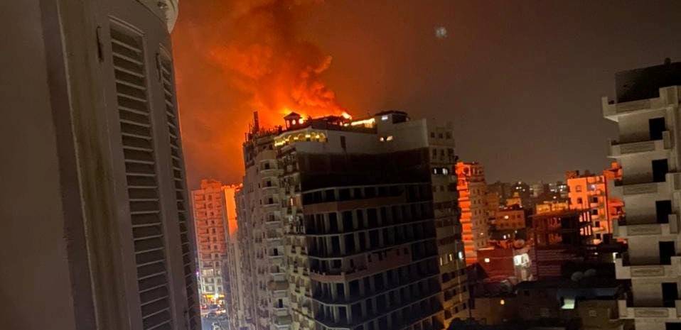 اندلاع حريق ضخم على سطح فندق شهير في طنطا