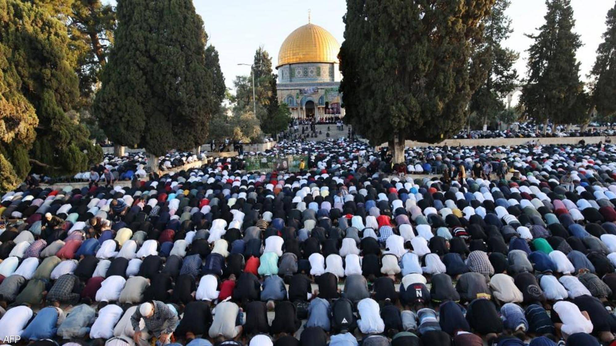 رغم تضييق "إسرائيل".. 100 ألف فلسطيني يؤدون صلاة العيد بالأقصى