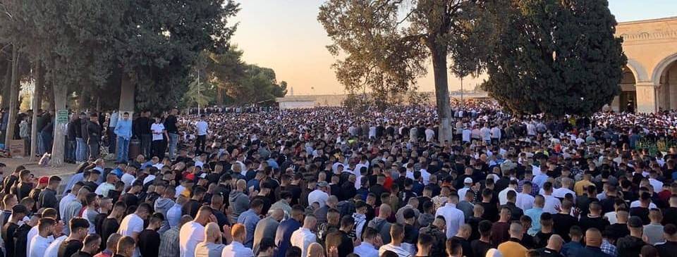 مئة ألف فلسطيني يؤدون صلاة عيد الفطر في المسجد الأقصى
