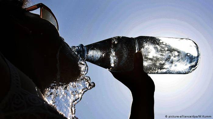 ماذا يحدث لجسدك إن شربت جالونا من المياه قبل النوم أو في السحور؟