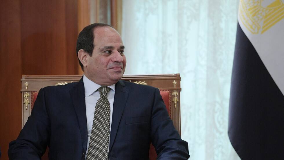 السيسي يفتتح مشاريع جديدة في مصر وخطط حول مجرى السفينة العالقة في قناة السويس