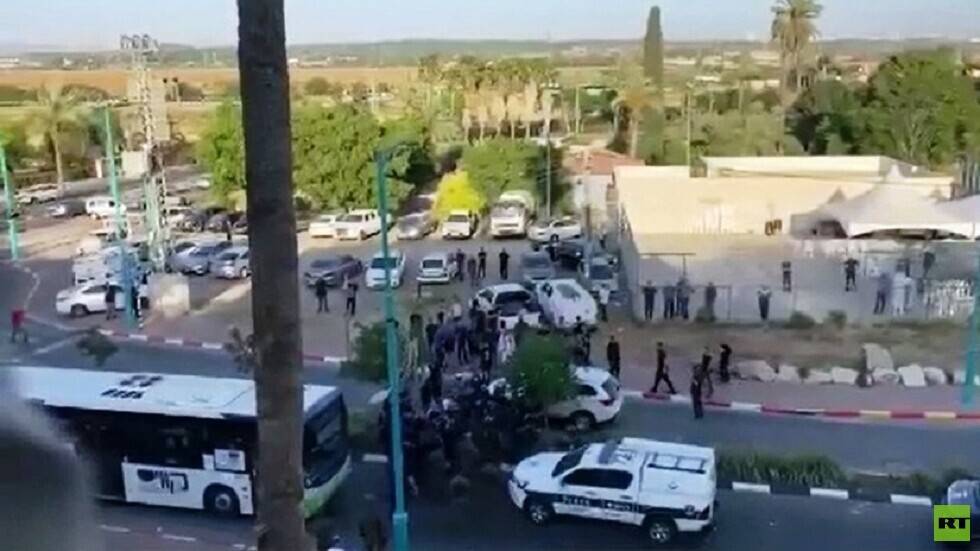 قبل فرض حظر التجوال.. القوات الإسرائيلية تهاجم خيمة عزاء الشاب الذي قتله مستوطن في مدينة اللد