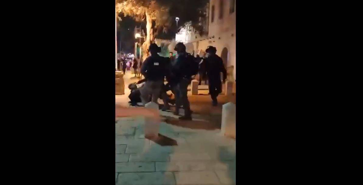 فيديو متداول لعناصر الشرطة الإسرائيلية يسحلون فلسطينيا في حيفا ويعتدون عليه بالضرب